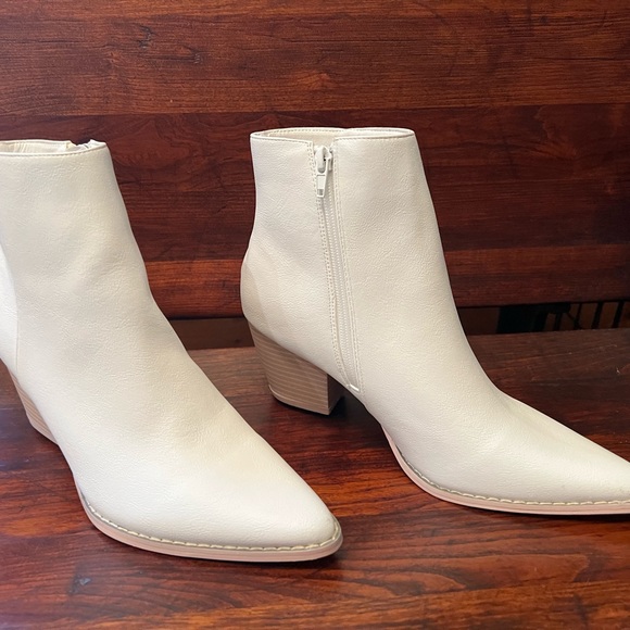 Brand new Lulu’s White and Blonde Pointed Toe Ankle Booties - Picture 2 of 7